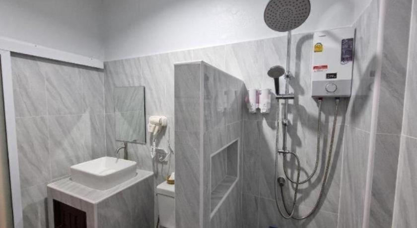 Bathroom 3, Rajapruek Place, Muang Chiang Mai