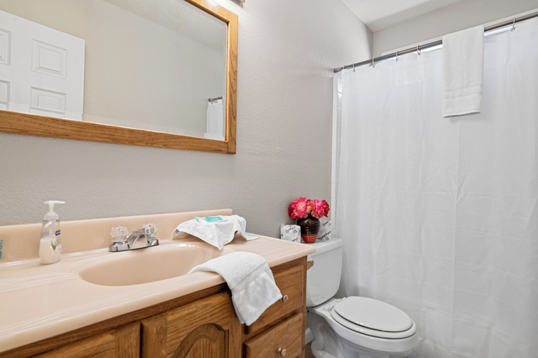 Bathroom, Apples Delight, San Bernardino