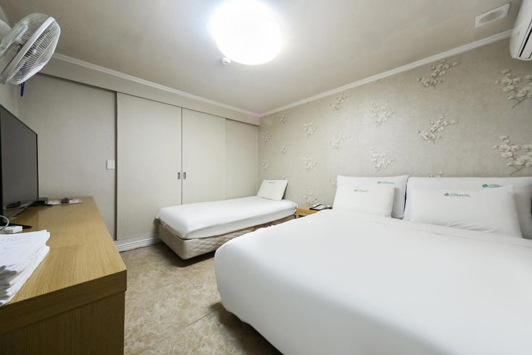 Bedroom 3, Busan Goejeong Clover, Saha