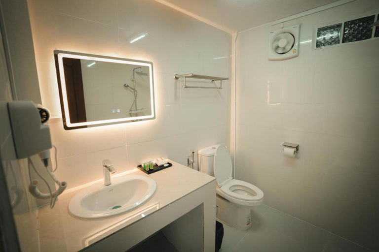 Bathroom, Athenee Hotel Vientiane, Vientiane