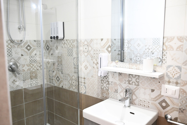 Bathroom 4, Siren Lot, Napoli