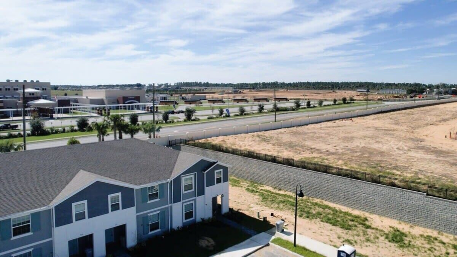 Exterior 4, Spacious Townhouse w/ Pool & Free Parking Near Disney, Polk