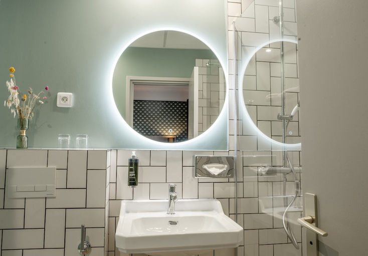 Bathroom 5, Bristol Hotel, Vaucluse