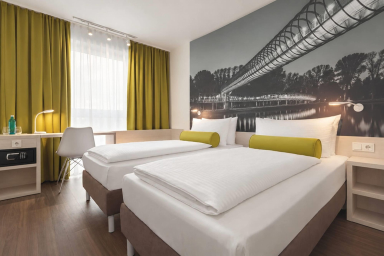 Bedroom 5, Super 8 by Wyndham Oberhausen am Centro, Oberhausen
