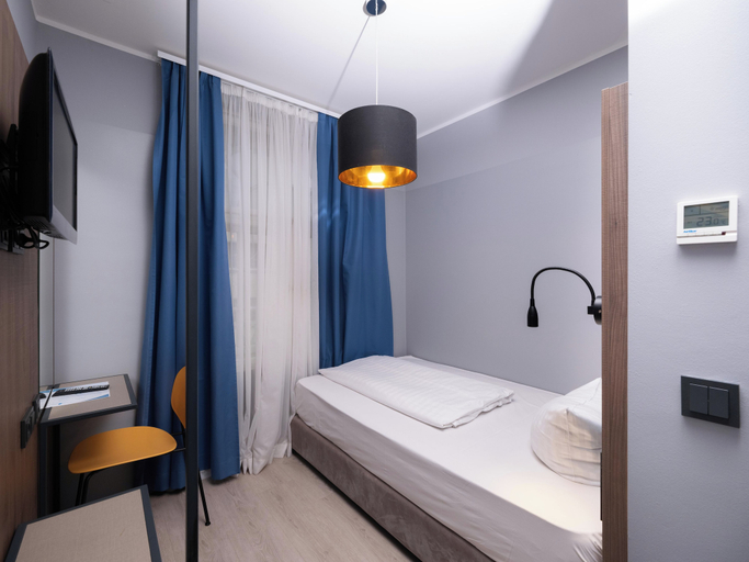 Bedroom 5, Smart Stay Hotel Station, München
