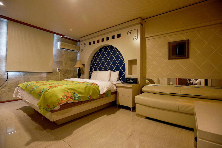 Bedroom 4, Taean Incaui Jageun Maeul, Taean