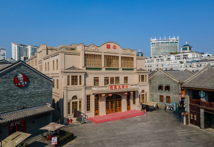 Exterior & Views
