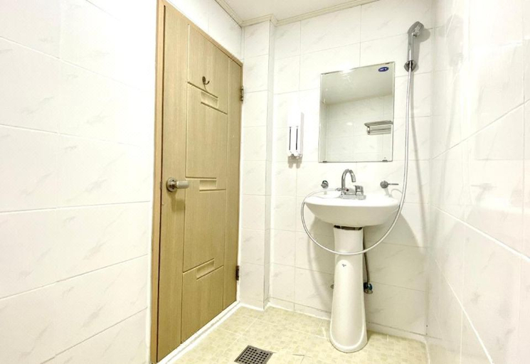 Bathroom 3, Hideout, Jung