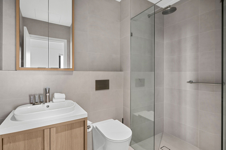 Bathroom 2, Sky-view 2-bed Apartment Near St Kilda Beach, Melbourne