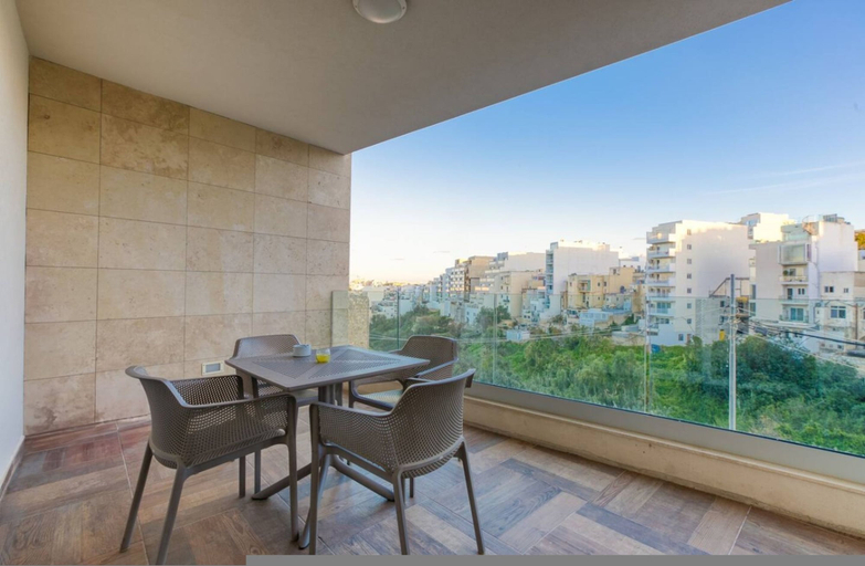 Room 2, Luxury 3-bed With Private Terrace in St Julian s, St Julian's