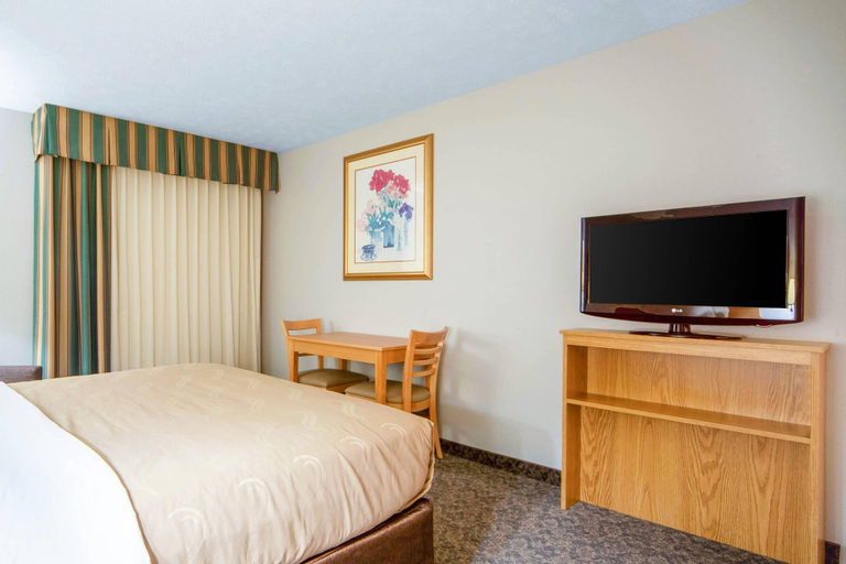 Bedroom 4, Suburban Studios I-80 Grand Island, Hall