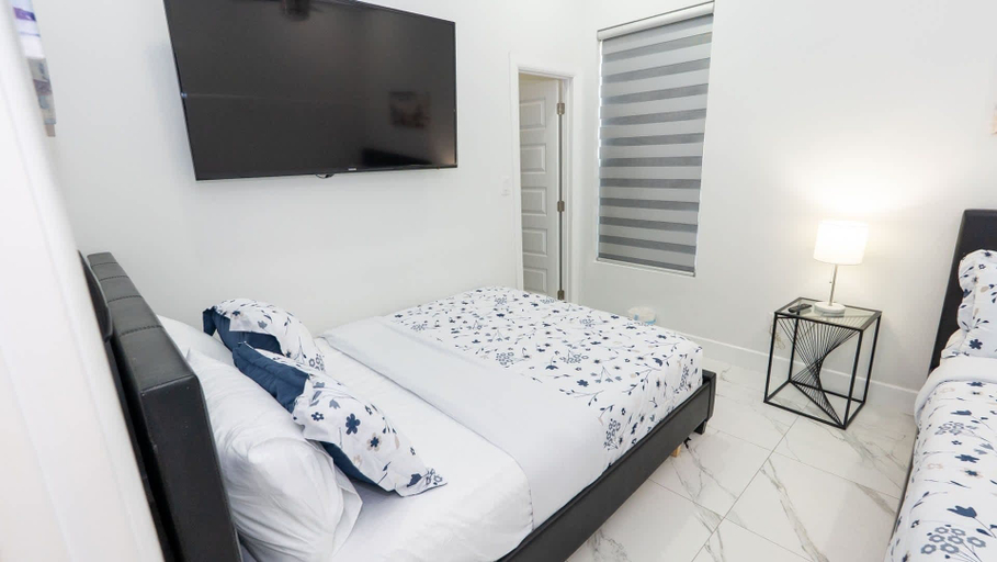 Room 2, Sleeps 12, Pool, Walk To Beach 3 Bedroom Townhouse, Cameron
