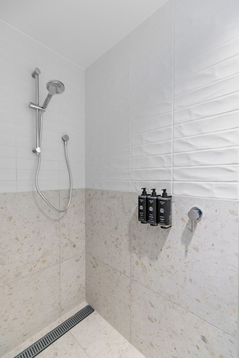 Bathroom 4, Airlie Beach Hotel, Whitsunday