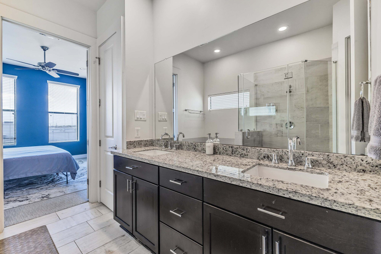 Room 4, Houston Townhome w Skyline Views Rooftop Patio, Houston