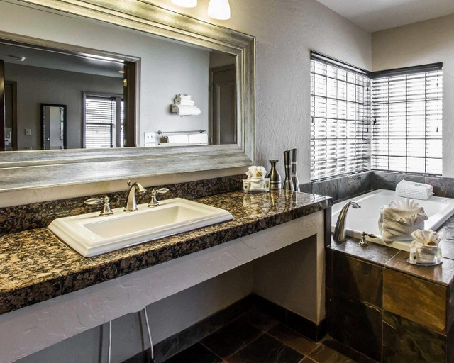Bathroom 4, Rodeway Inn & Suites Williams Downtowner - Rte 66, Coconino