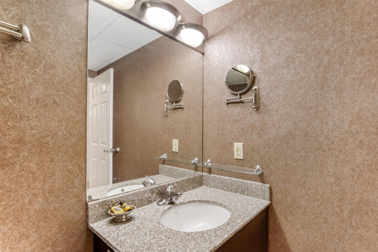 Bathroom 5, Best Western PLUS Morristown Inn-Florham Park, Morris