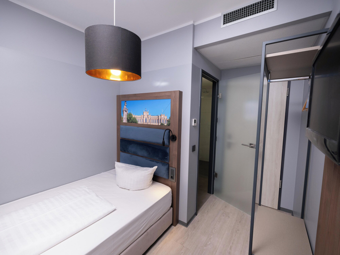 Bedroom 3, Smart Stay Hotel Station, München