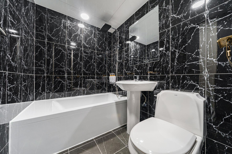 Bathroom 3, On and Off(Sungui Station), Nam