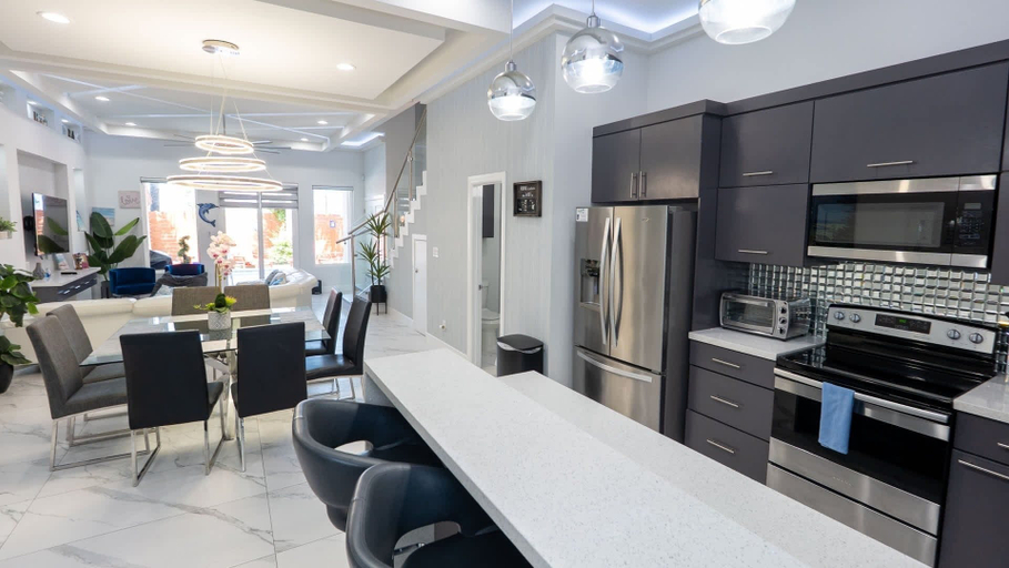 Private kitchen 3, Sleeps 12, Pool, Walk To Beach 3 Bedroom Townhouse, Cameron