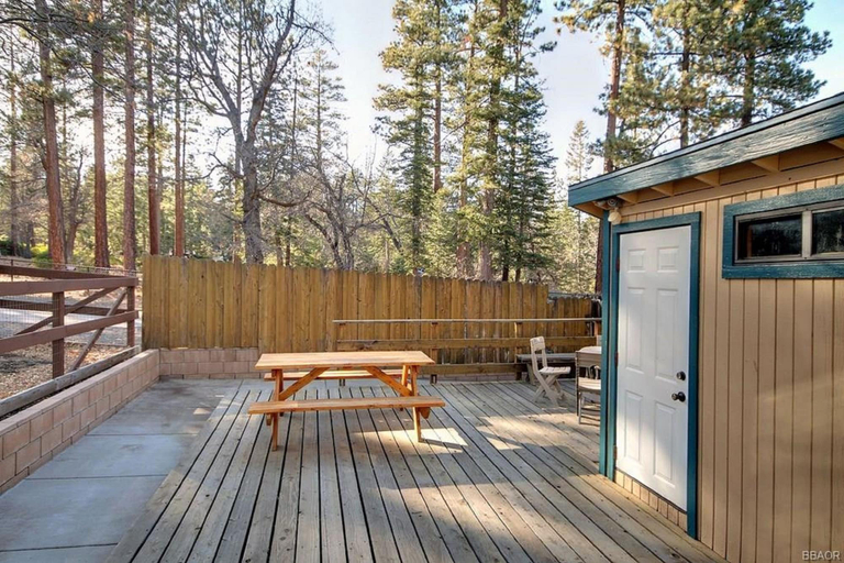 BBQ/picnic area, Karins Cottage, San Bernardino