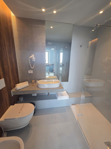 Bathroom 3, TPH Rooms, Messina