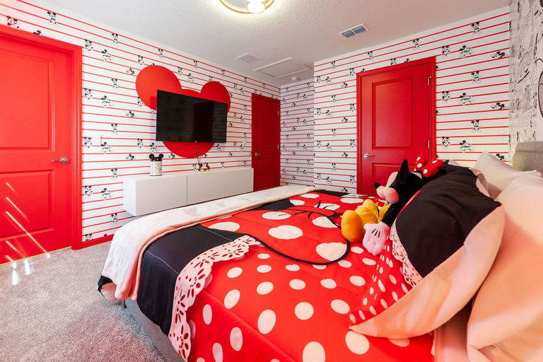 Room 3, Orlando 5BR Villa w/ Private Pool & Themed Rooms, Lake