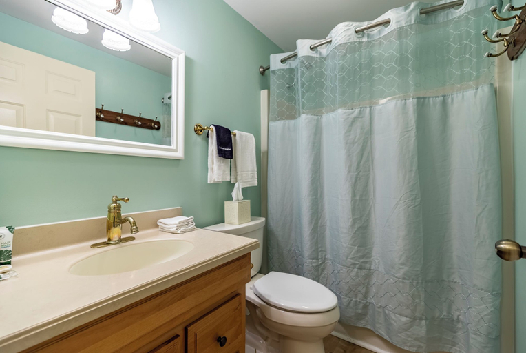 Bathroom 3, The Sylvan Inn, Leelanau