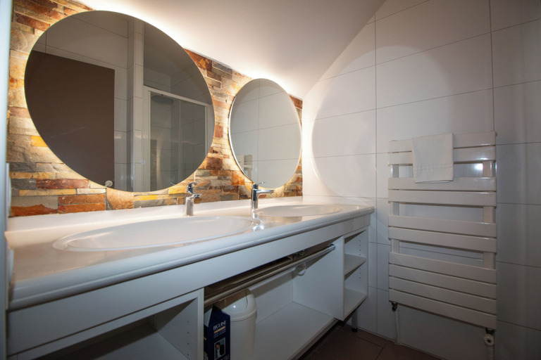 Bathroom 4, Village Club Les Balcons des Pyrénées, Haute-Garonne