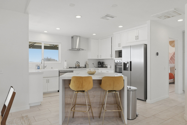 Private kitchen 4, Joshua Tree El Oasis 3br Retreat For 6 Guests 3 Bedroom Home, San Bernardino