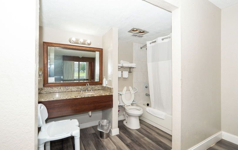 Bathroom 5, Days Inn & Suites by Wyndham Dayton North, Montgomery