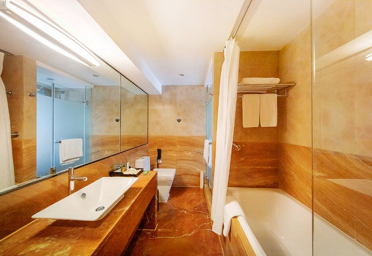 Bathroom 5, Hampton By Hilton Zhuhai Gongbei Port, Zhuhai