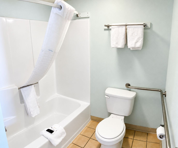 Bathroom 3, Executive Inn, Muskogee