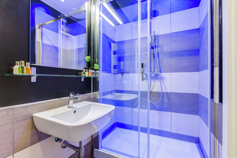 Bathroom 2, Hanky Suite, Rome