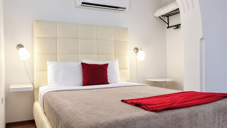 Bedroom 2, Gladiolas 2103