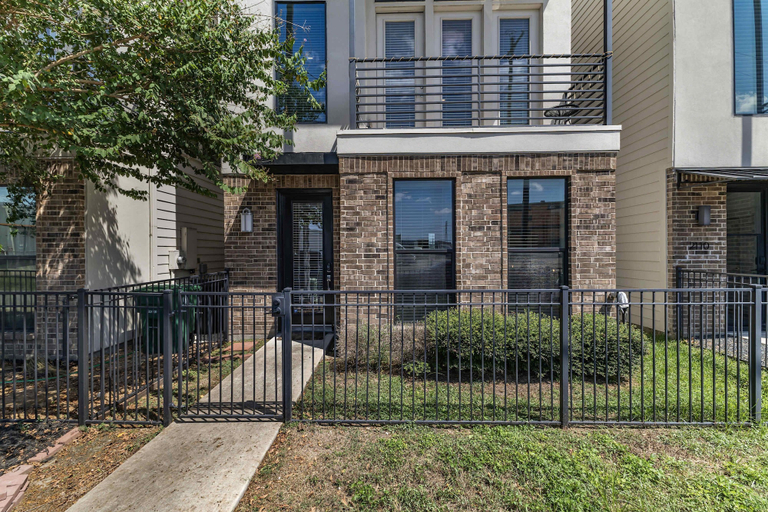 Room 2, Houston Townhome w Skyline Views Rooftop Patio, Houston