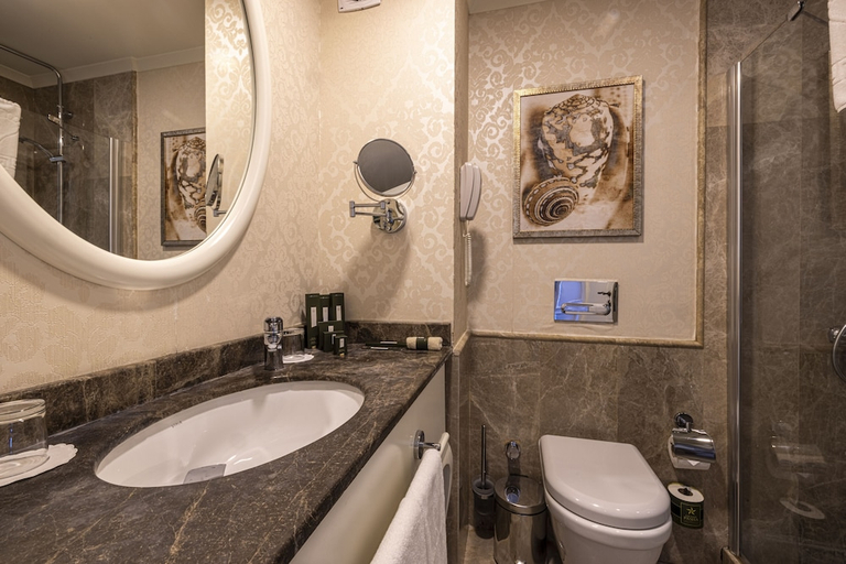 Bathroom 5, Grand Pasha Hotel & Spa Kyrenia