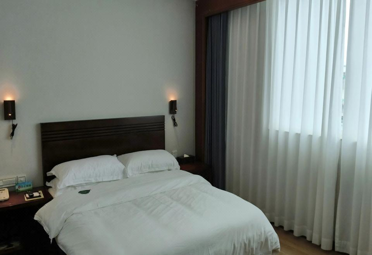 Bedroom 2, Riverside Golden Hotel, Heyuan