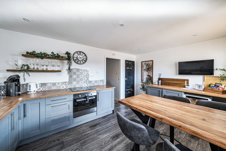 Private kitchen 4, House Sleeps 4 With Parking and Garden, North Lincolnshire