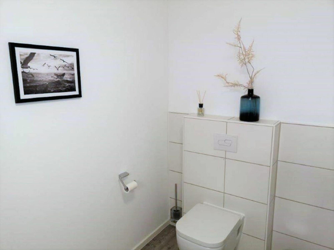Bathroom 2, 47.6.n Flashing Light, Friesland