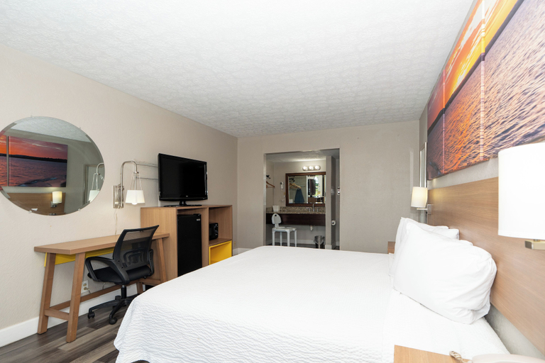 Bedroom 4, Days Inn & Suites by Wyndham Dayton North, Montgomery