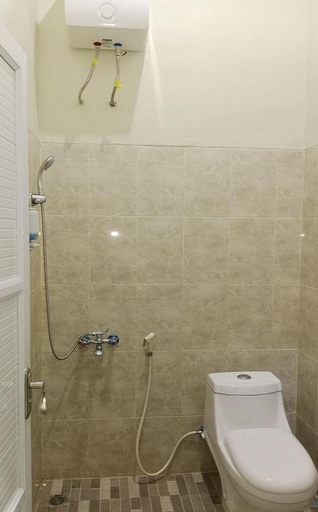 Bathroom 3, Grand Khalifah Guesthouse, Sumbawa