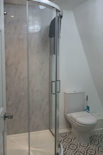 Bathroom 3, The White Hart, Wiltshire