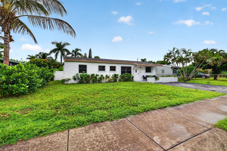 Exterior 2, Casa Palma Heated Pool Hot Tub Games, Broward