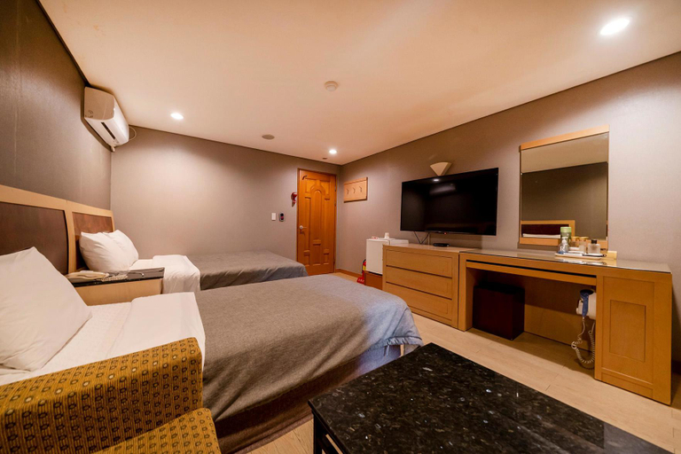 Bedroom 2, Jeongseon Sky Hotel, Jeongseon