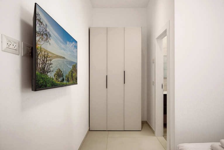 Room 5, Spacious 4BR Luxury l Balcony & Mamad