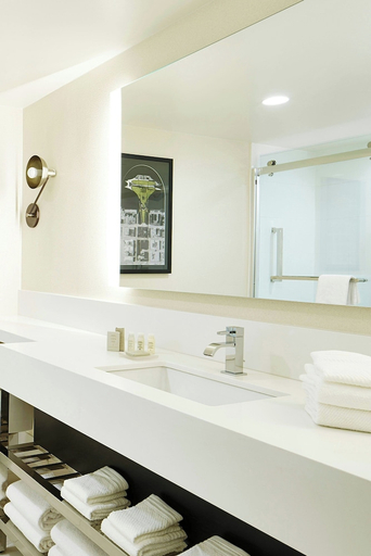 Bathroom 5, Renaissance St. Louis Airport Hotel, Saint Louis