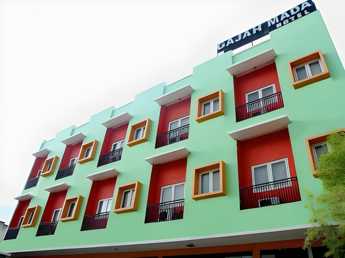 Exterior & Views, RedDoorz @ Hotel Gajah Mada Palu, Palu