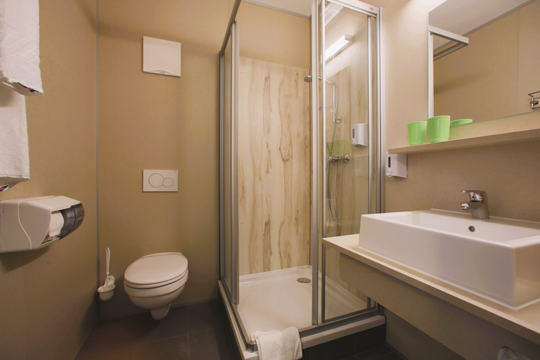Bathroom 4, Smart Motel, Horn