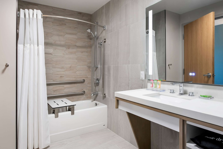 Bathroom 4, Wyndham Garden Winnipeg Airport, Division No. 11