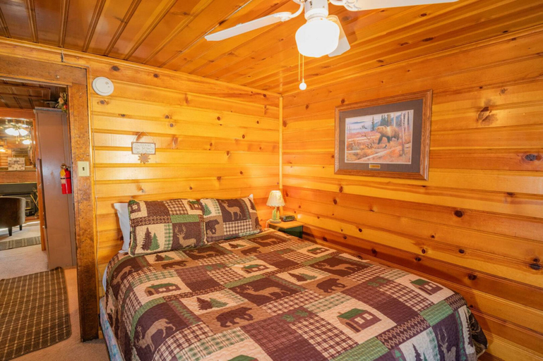 Bedroom 3, Pine Forest Cabin, San Bernardino